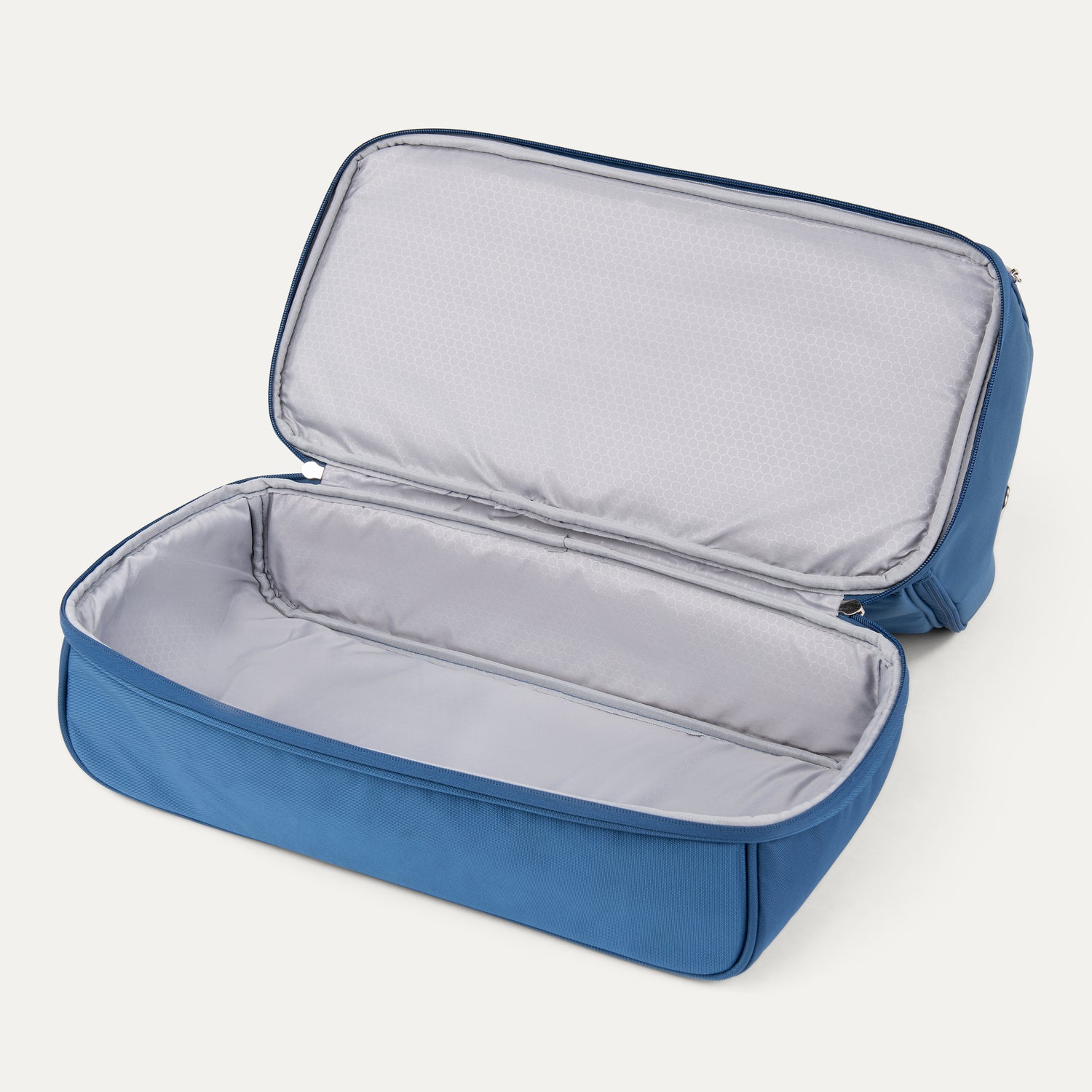 travelpro-maxlite-5-drop-bottom-weekender image 4