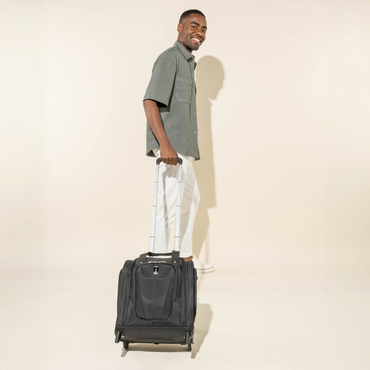 travelpro-maxlite-5-carry-on-rolling-underseat-bag image 4