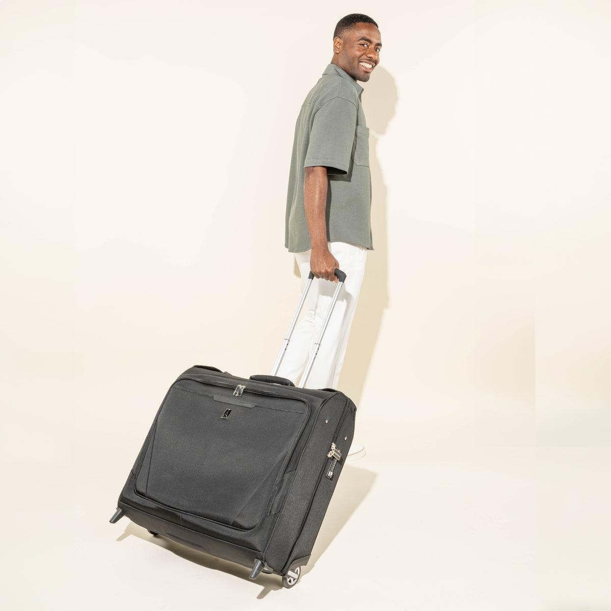 travelpro-maxlite-checked-rolling-garment-bag image 4