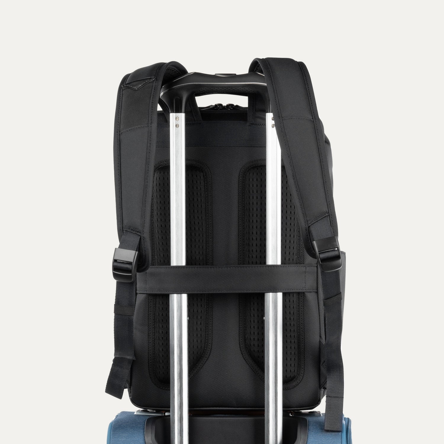 travelpro-crew-executive-choice-3-slim-laptop-backpack image 7