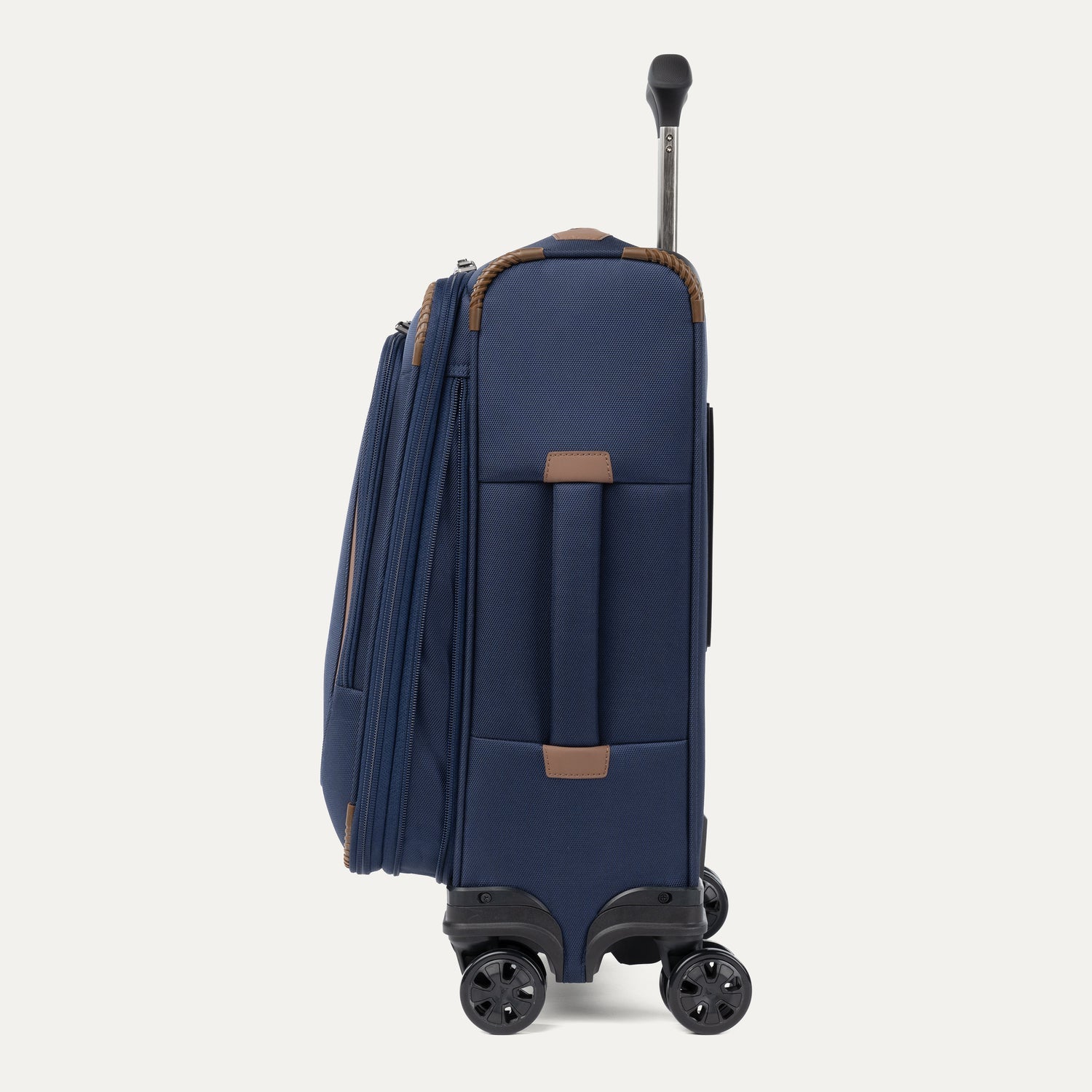 travelpro-crew-classic-2-piece-spinner-set-compact-carry-on-medium-check-in-patr image 6