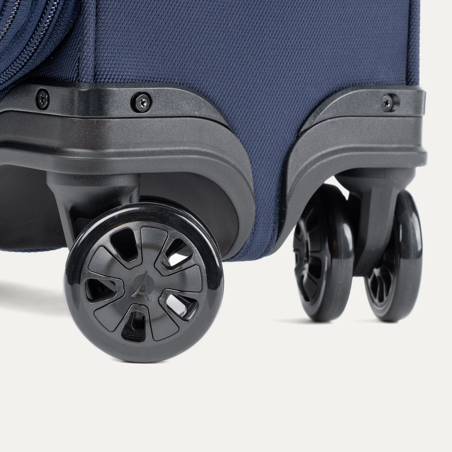 travelpro-crew-classic-2-piece-spinner-set-compact-carry-on-medium-check-in-patr image 7