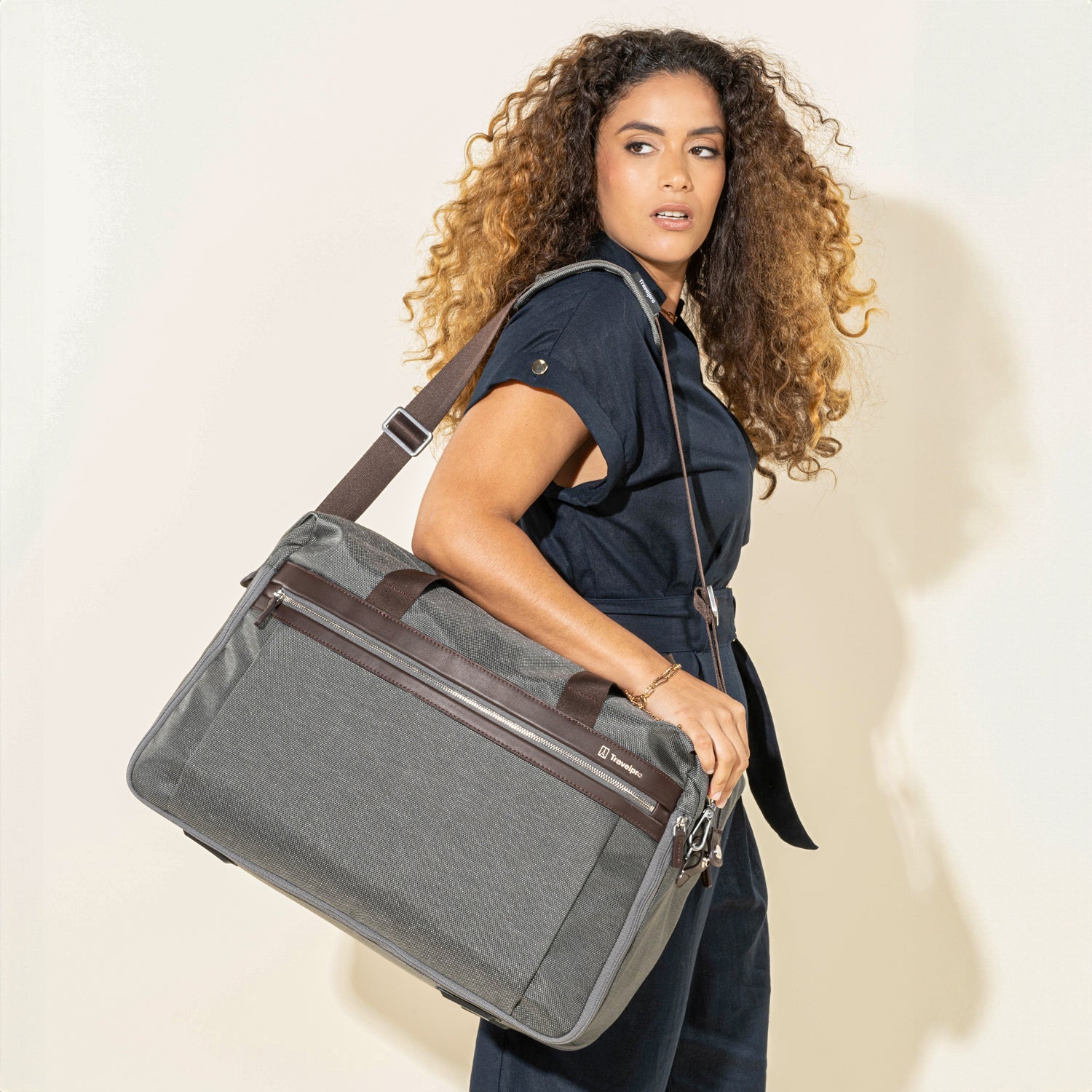 travelpro-platinum-elite-soft-duffel-expandable-stain-resistant-full-grain-leath image 6
