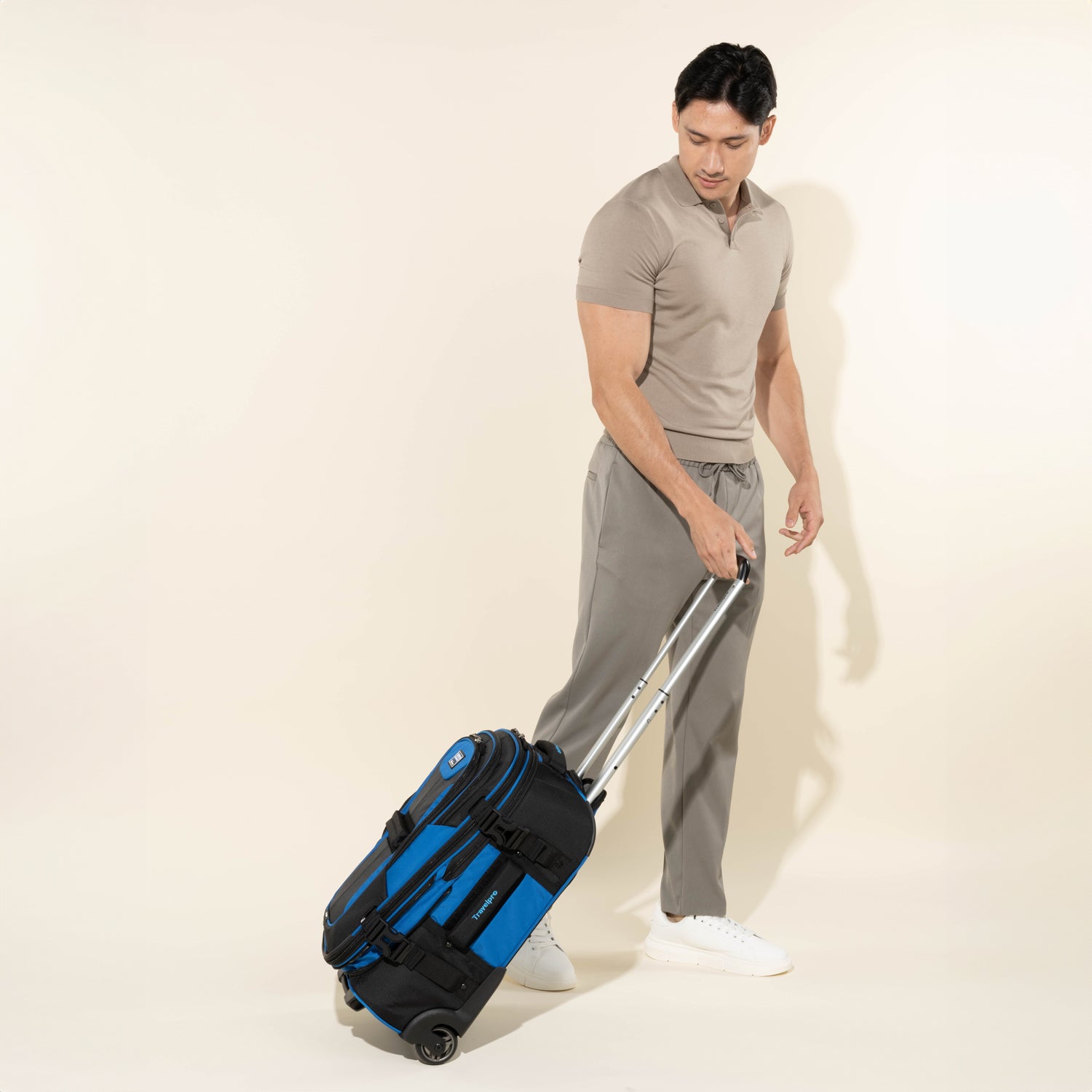 travelpro-bold-carry-on-expandable-rollaboard image 4