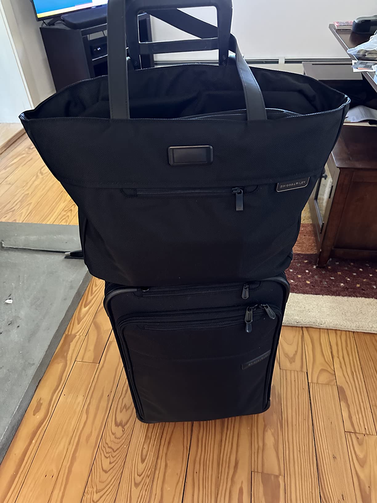Nice tote, but zipper can snag