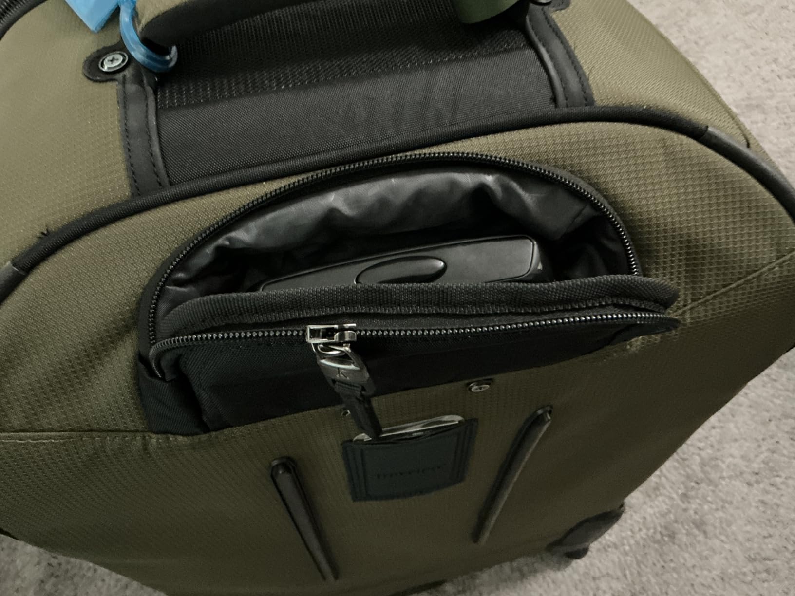 Great bag, but the handle is a bit wobbly