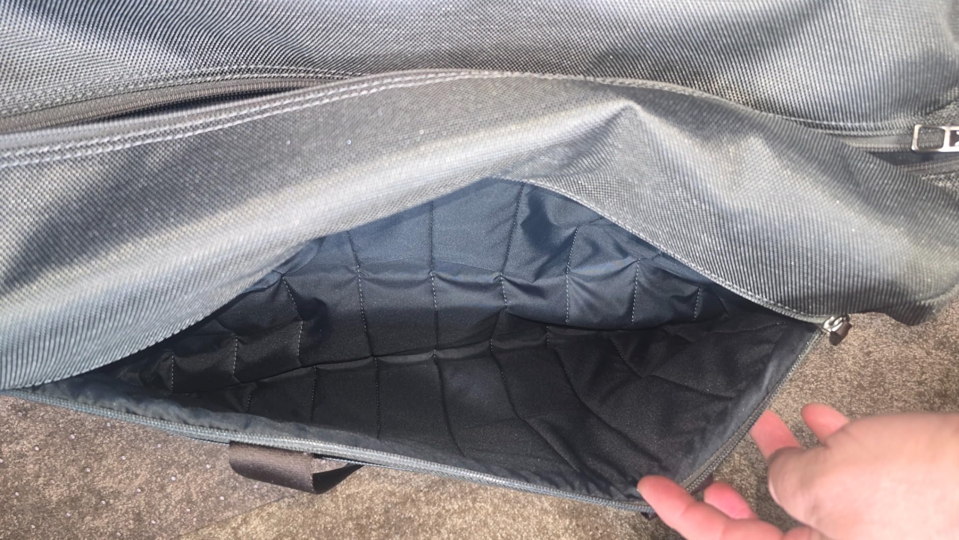 Good bag, but zipper could be better