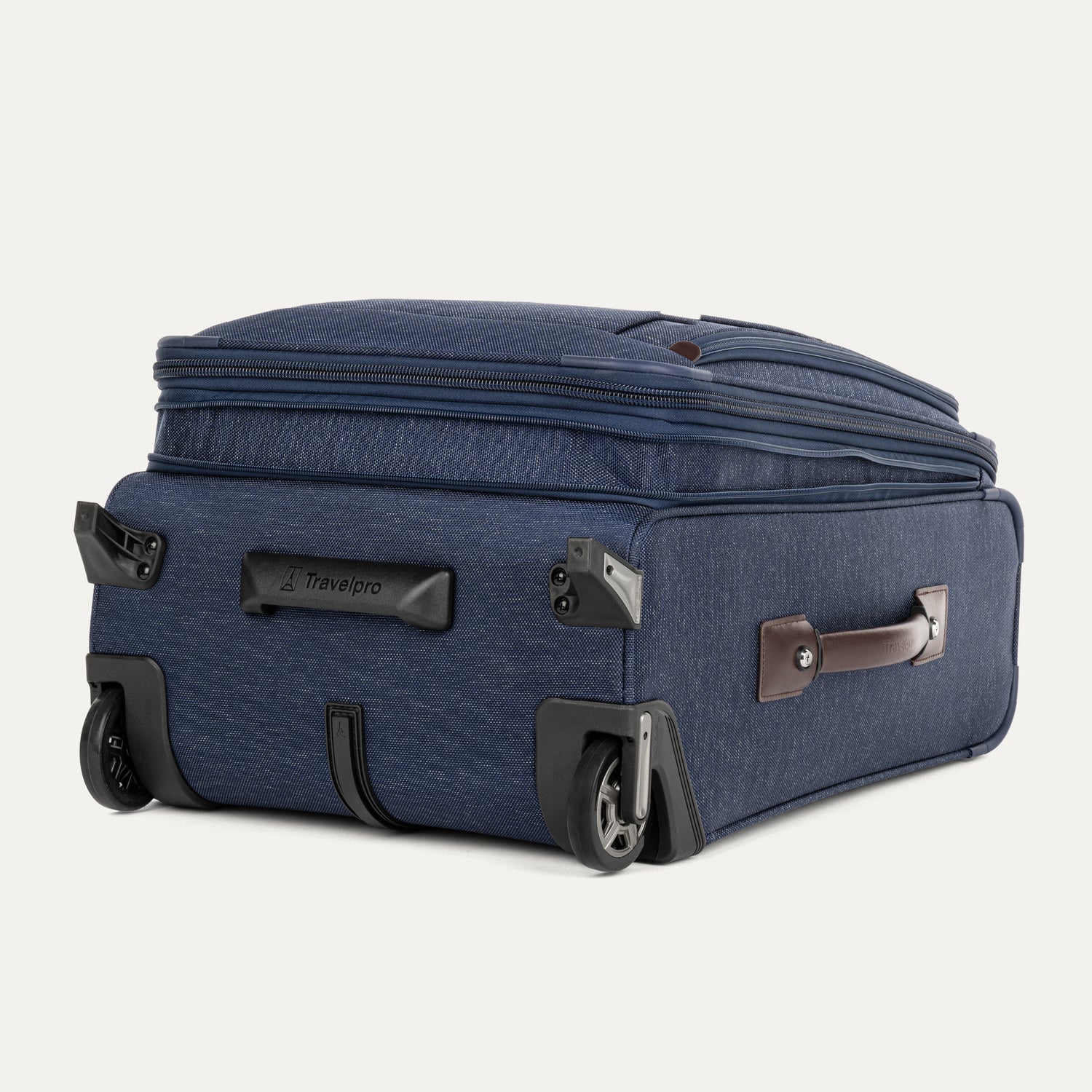 travelpro-platinum-elite-carry-on-rollaboard-and-business-backpack-set image 6