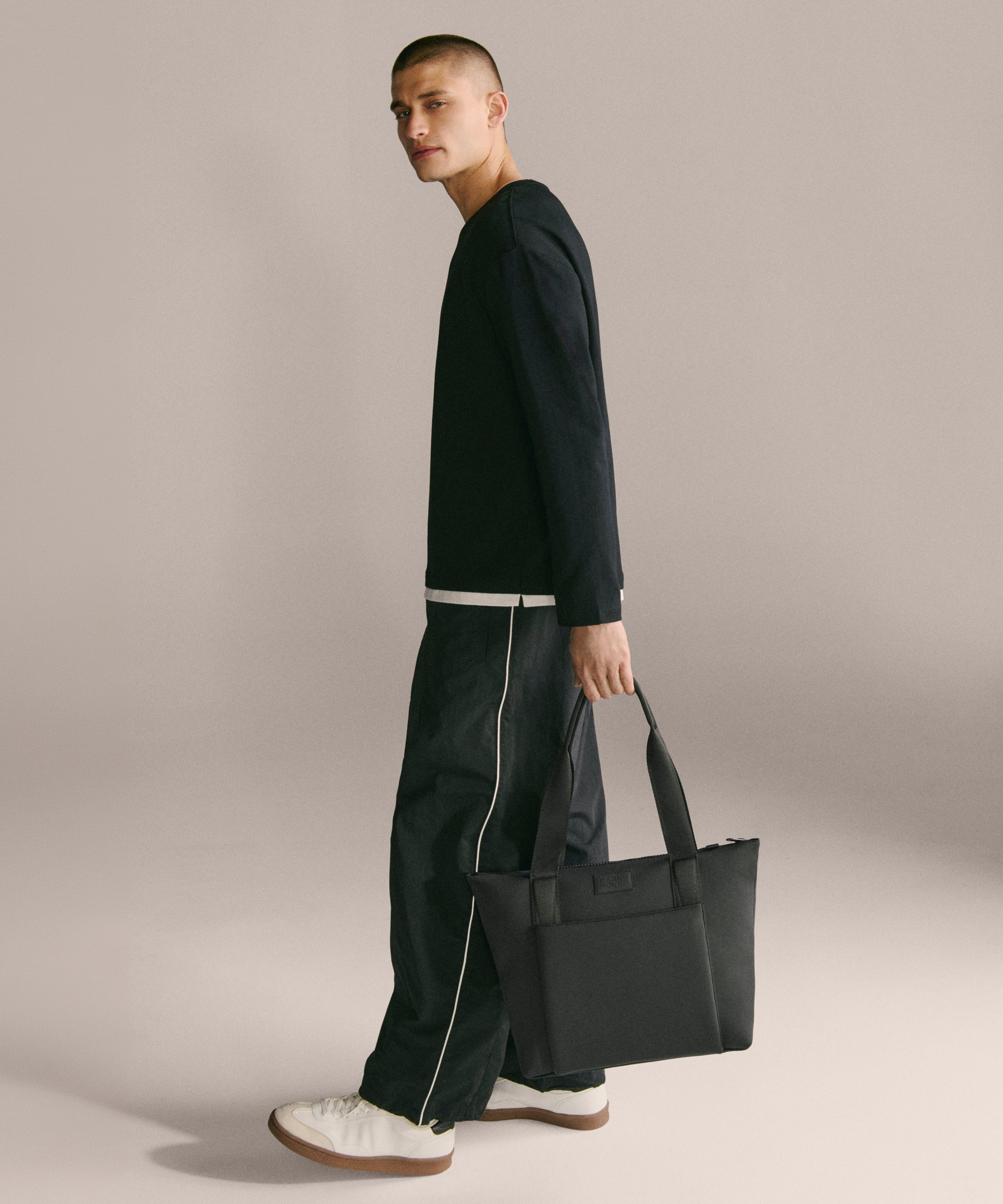 dagne-dover-noa-tote-in-onyx image 7