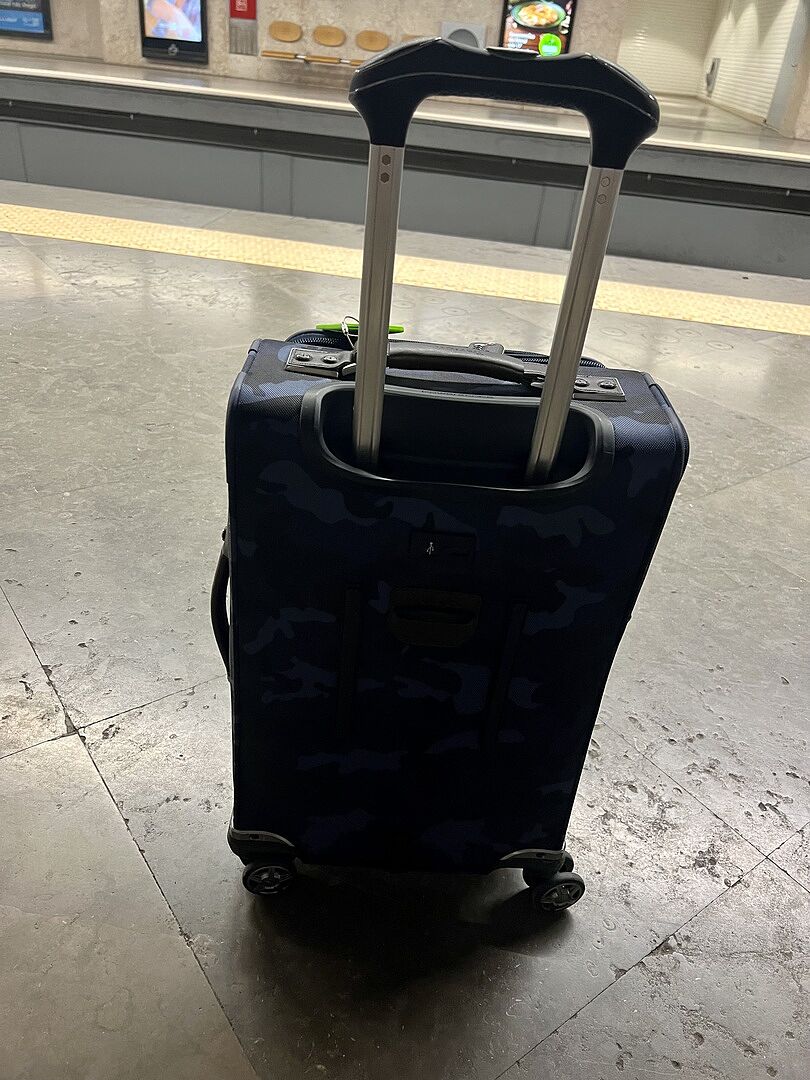 Great bag, but inside pockets limited