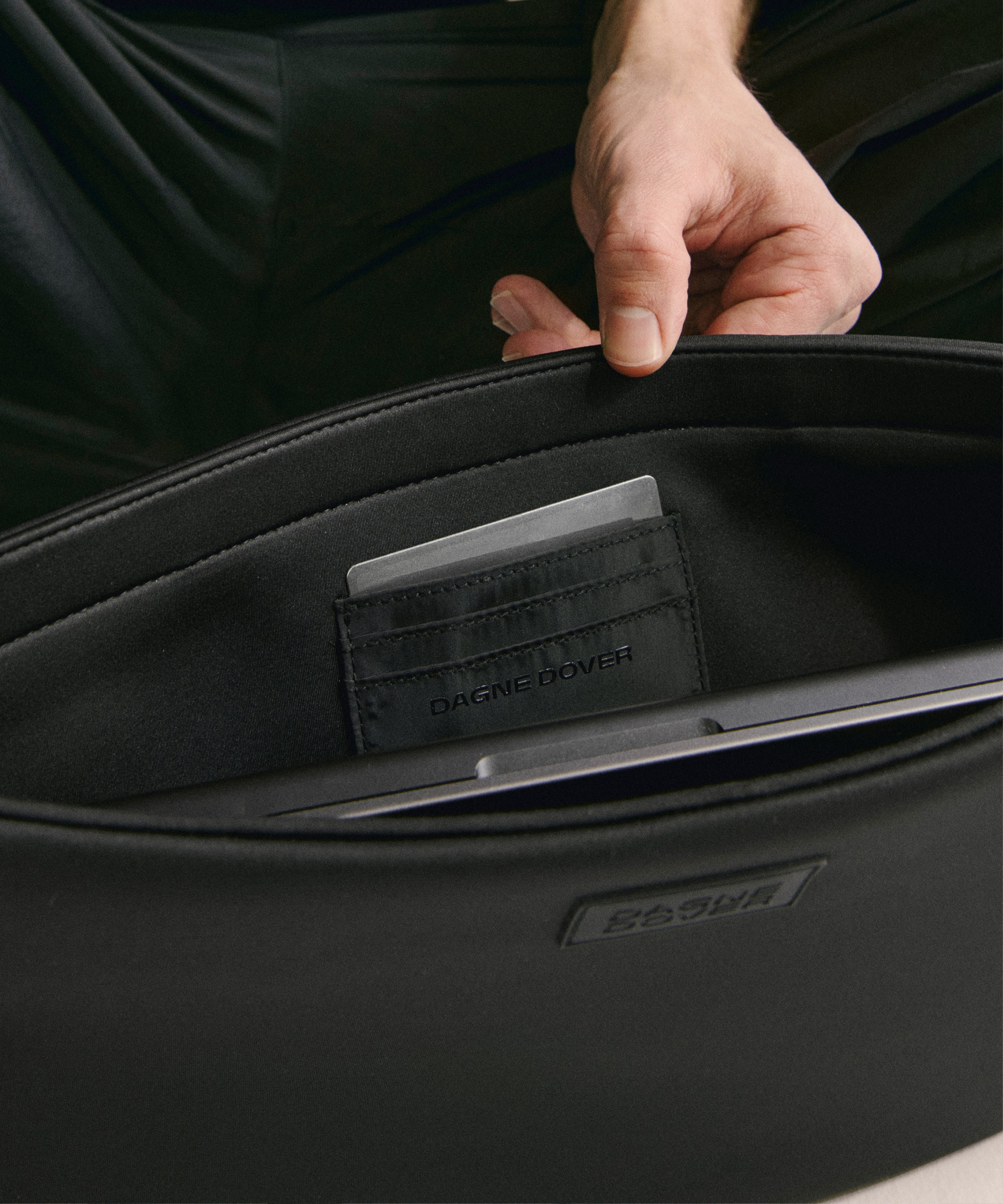 dagne-dover-reid-computer-sling-in-onyx-14-inch image 8
