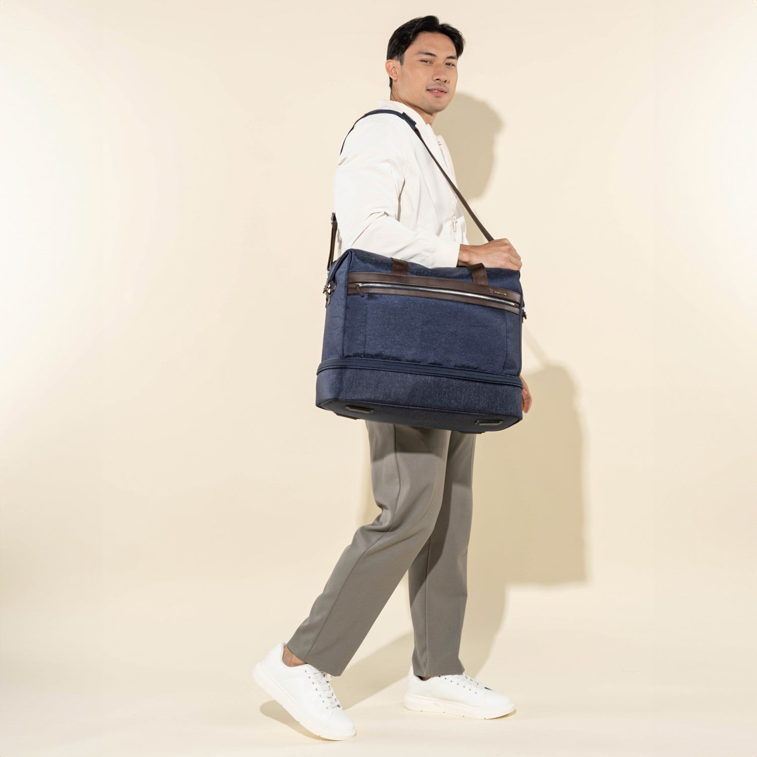 travelpro-platinum-elite-drop-bottom-weekender-black-blue image 4